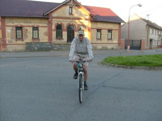 Kdy� vid�m ty jeho hol� nohy, tak je mi i&nbsp;v t�ch spodk�ch a&nbsp;�us��k�ch zima. ;-)