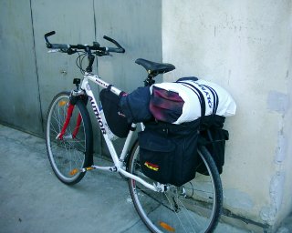 Horn� kapsa je pr�zdn�, ale spac�ku a stanu se l�p le�� na n� ne� kdybych ji odd�lal pry�.