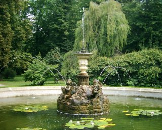 N�jac� bordel��i jim tam odhazuj� drobn� mince do vody. Lump�rna.